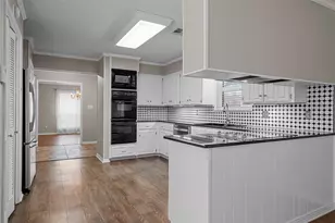 3900 Green Valley Dr, Waco, TX 76710 - Photo 9