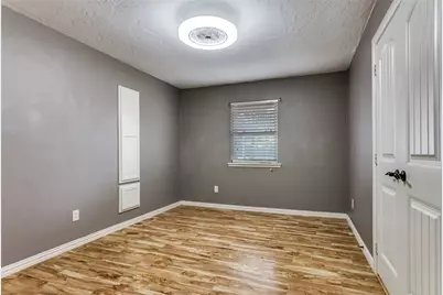 102 Hillside Drive W, Burleson, TX 76028 - Photo 19