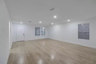 2924 Volturno Dr, Grand Prairie, TX 75052 - Photo 3