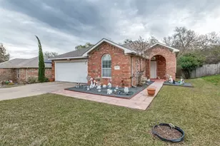 8169 Whitney Ln, Fort Worth, TX 76120 - Photo 3