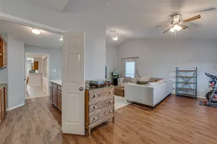 210 Wilshire Dr, Glenn Heights, TX 75154 - Photo 11