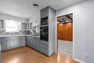 1021 Blue Lake Dr, Fort Worth, TX 76103 - Photo 19