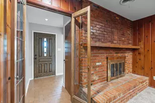 1021 Blue Lake Dr, Fort Worth, TX 76103 - Photo 3