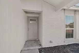 733 Woodcrest Dr, Grand Prairie, TX 75052 - Photo 5