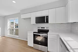 733 Woodcrest Dr, Grand Prairie, TX 75052 - Photo 9