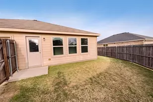 2052 Fair Weather Dr, Lancaster, TX 75146 - Photo 5