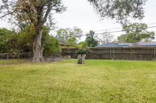 513 Holly St, Angleton, TX 77515 - Photo 31