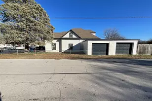 207 College St, Chico, TX 76431 - Photo 3