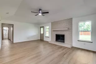 402 Country Meadow Dr, Mansfield, TX 76063 - Photo 3