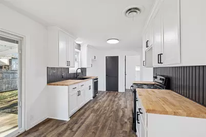 1301 N Douglas Avenue, Cleburne, TX 76033 - Photo 11