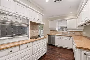 709 W Pleasantview Dr, Hurst, TX 76054 - Photo 9