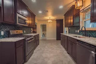 593 King Cir, Lewisville, TX 75067 - Photo 9