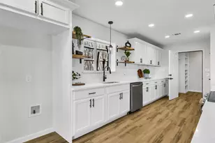 6415 Lake Bluff Dr, Dallas, TX 75249 - Photo 9