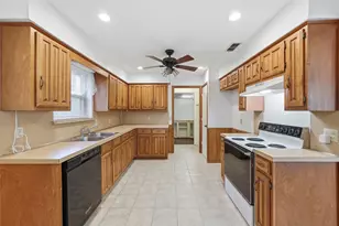 823 Marigold Dr, Cedar Hill, TX 75104 - Photo 3