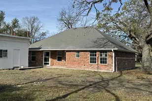 806 E 10th St, Bonham, TX 75418 - Photo 25