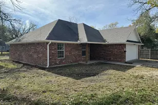 806 E 10th St, Bonham, TX 75418 - Photo 5