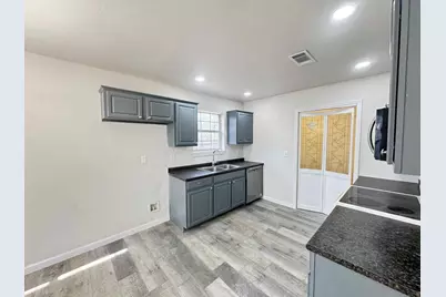 806 E 10th Street, Bonham, TX 75418 - Photo 11