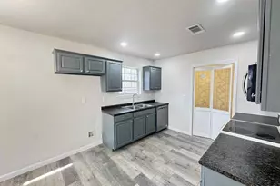 806 E 10th St, Bonham, TX 75418 - Photo 11