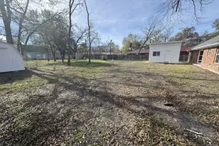 806 E 10th St, Bonham, TX 75418 - Photo 27