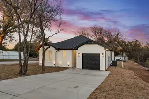 5901 S Lakeside Hills Ct, Granbury, TX 76048 - Photo 3