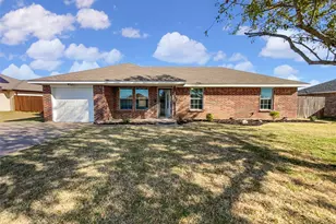 1307 Lynnwood Dr, Cleburne, TX 76033 - Photo 1