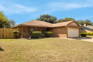 400 Kalmia Dr, Arlington, TX 76018 - Photo 3