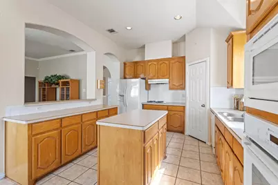 632 Delores Drive, Grand Prairie, TX 75052 - Photo 13