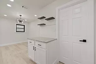 647 Evelyn Ln, Burleson, TX 76028 - Photo 11