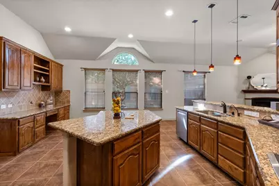 8204 Summerleaf Drive, Arlington, TX 76001 - Photo 5