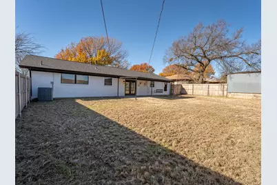 709 E Clay Street, Bowie, TX 76230 - Photo 25