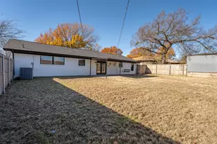 709 E Clay St, Bowie, TX 76230 - Photo 25