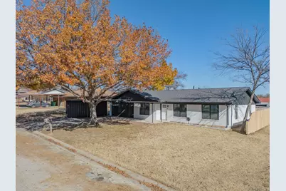 709 E Clay Street, Bowie, TX 76230 - Photo 1