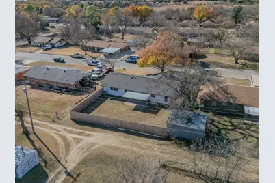 709 E Clay Street, Bowie, TX 76230 - Photo 3