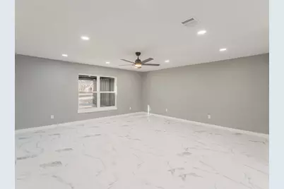 709 E Clay Street, Bowie, TX 76230 - Photo 11