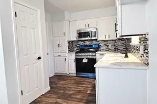 604 Bayless Dr, Euless, TX 76040 - Photo 5