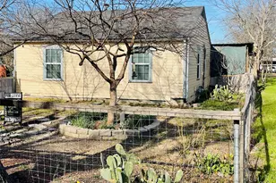 203 Ennis St, Waxahachie, TX 75165 - Photo 3