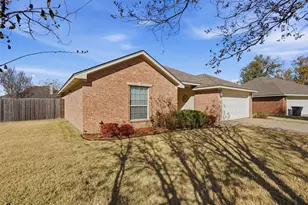 212 Preston Dr, Cleburne, TX 76033 - Photo 3