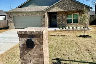 1403 Jefferson St, Bowie, TX 76230 - Photo 5