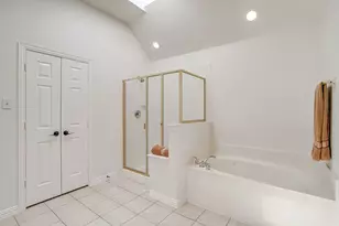 8216 Dogwood Ln, Irving, TX 75063 - Photo 23