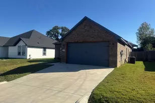 2213 Beverly Dr, Granbury, TX 76048 - Photo 1