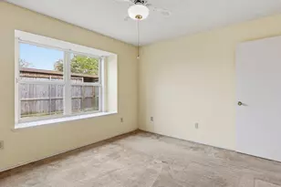 321 Gregory Ln, Grand Prairie, TX 75052 - Photo 21