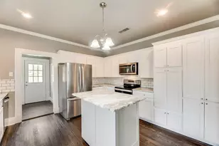 203 Bellevue Dr, Cleburne, TX 76033 - Photo 5