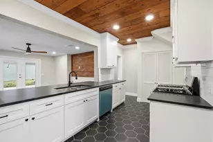 1102 N Preston St, Ennis, TX 75119 - Photo 9