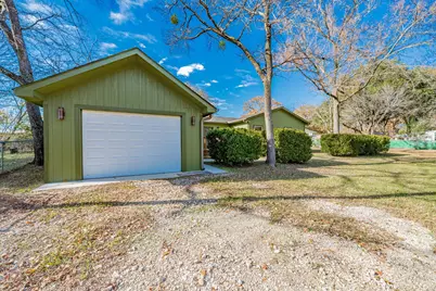 304 Pine Street, Tool, TX 75143 - Photo 3