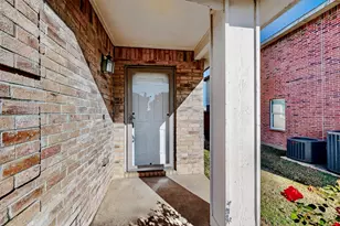 2016 Swenson Ct, Grand Prairie, TX 75052 - Photo 3