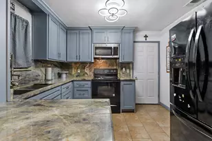 621 Royal Valley Rd, Grand Prairie, TX 75052 - Photo 9