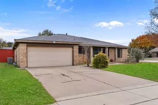 621 Royal Valley Rd, Grand Prairie, TX 75052 - Photo 3