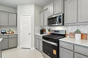 653 Harvey St, Grandview, TX 76050 - Photo 5