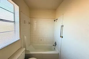 1021 Pleasant Valley Ln, Arlington, TX 76015 - Photo 13