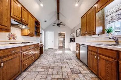 1030 N Meadow Court, Lewisville, TX 75077 - Photo 9